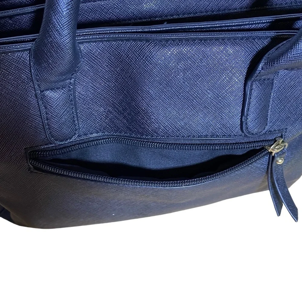 Kenneth Cole Reaction this roomy